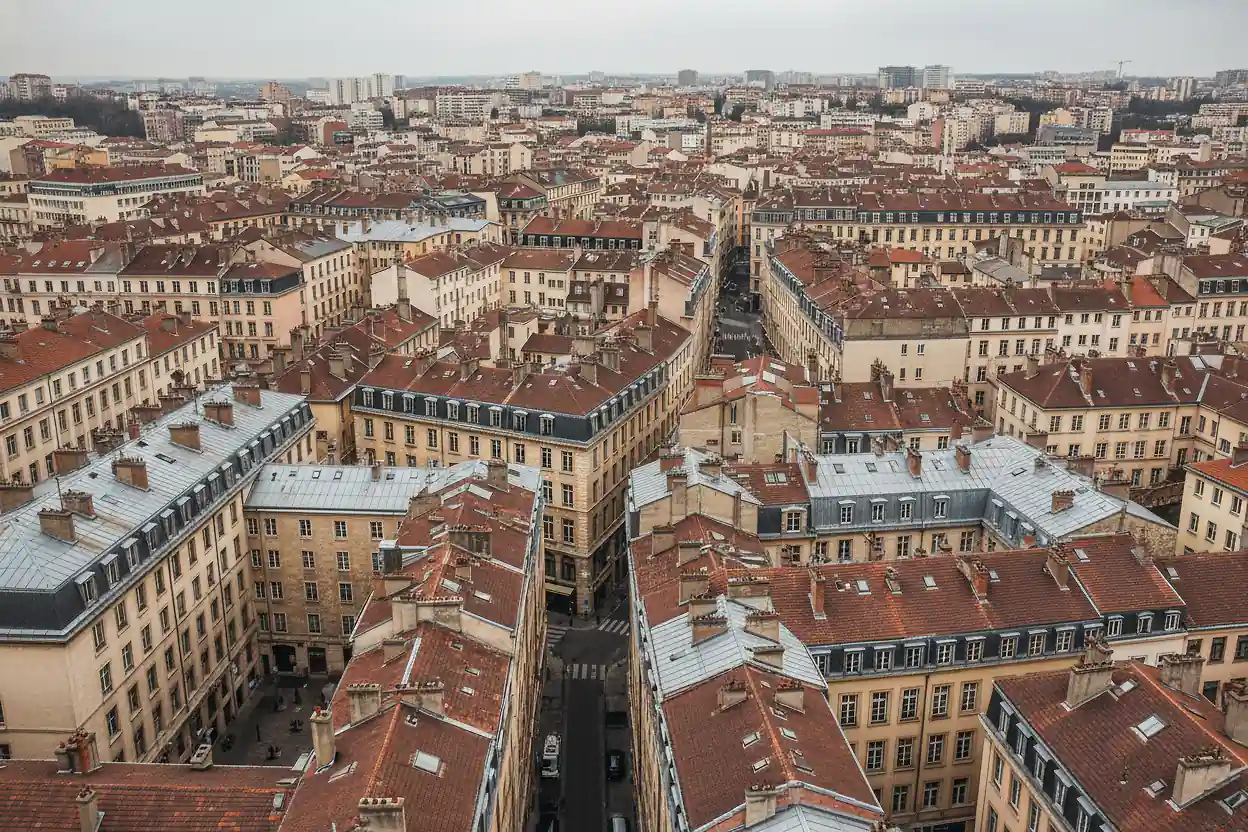 Immeubles haussmanniens et toits de Lyon vus depuis les hauteurs de la Croix-Rousse
